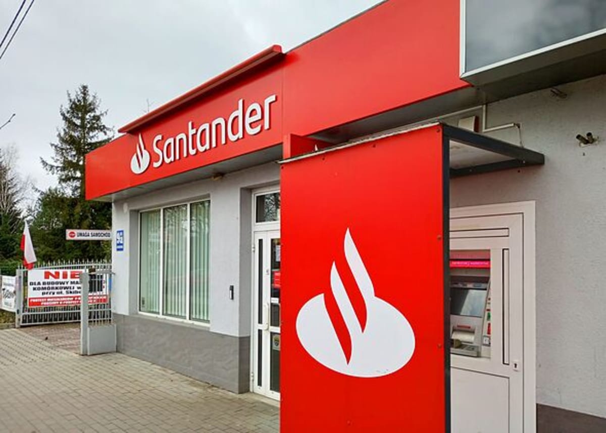 830 Santander confirms £830 cash payments to customers - AOL