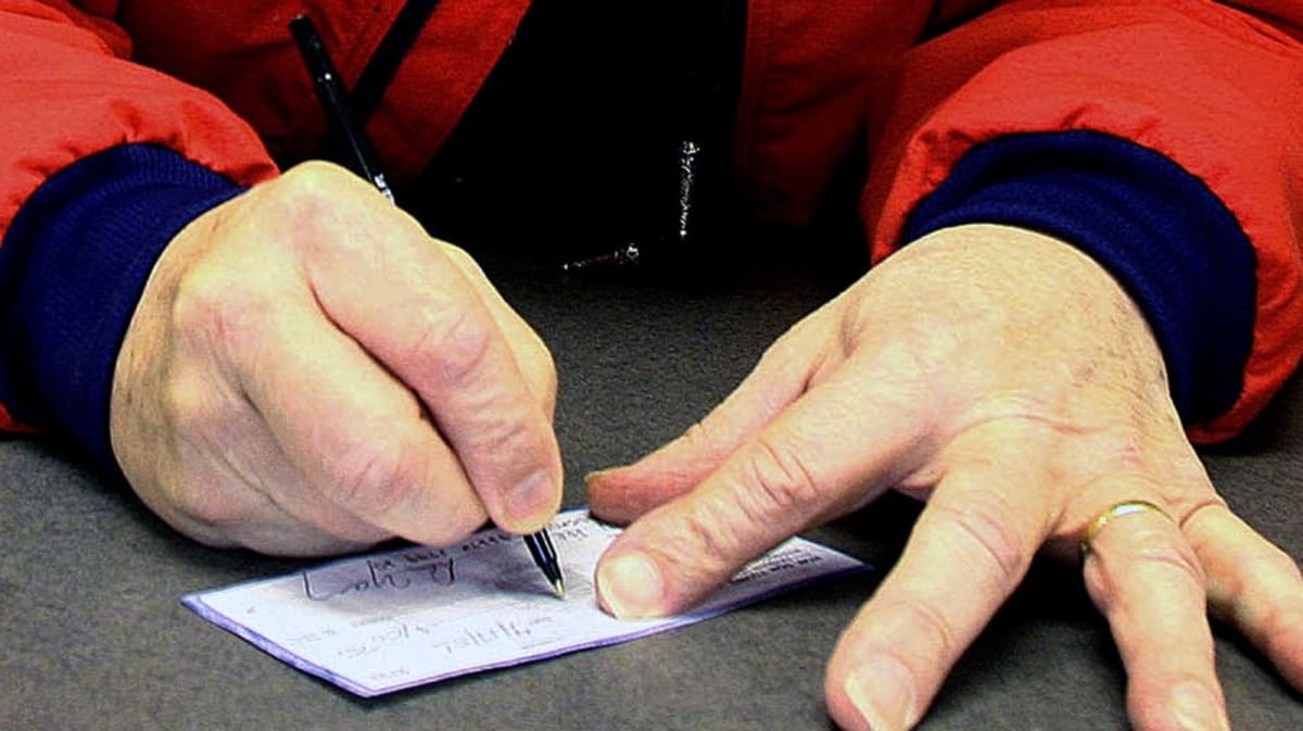 Man caught trying to cash fraudulent check right after deputy left bank ...