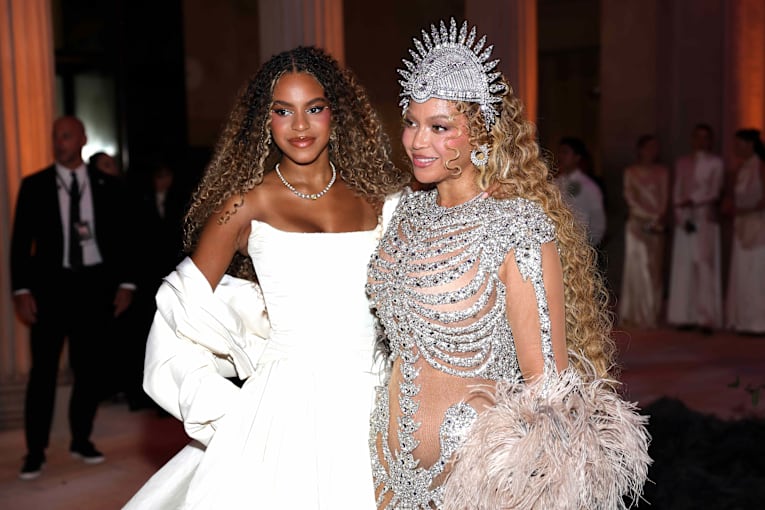 Blue Ivy, 14, looks like mom Beyonc&eacute; with waist-length blonde curls as she performs with dad Jay-Z