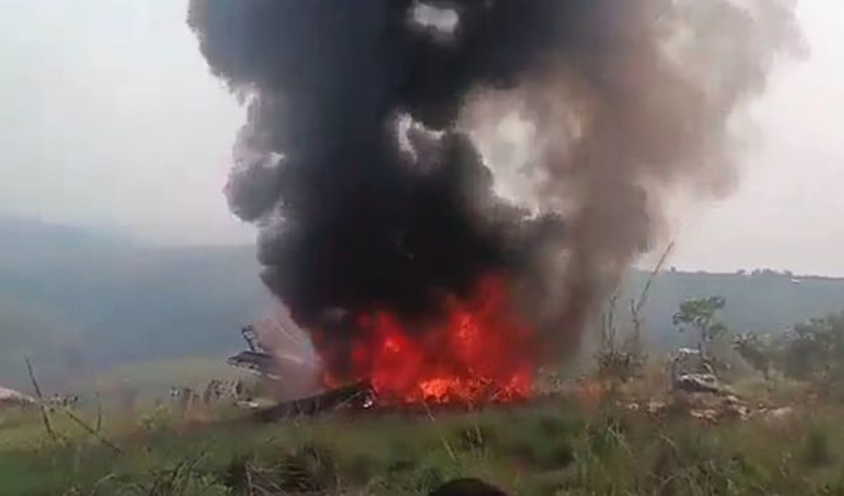 軍用機が住宅近くに墜落・炎上、13人死亡の恐怖 – AOL