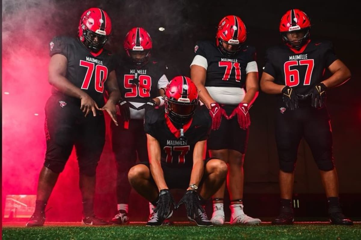 High school football player spends an hour practicing with venomous ...