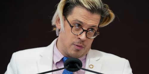 Conservative commentator Milo Yiannopoulos has been deported after his immigration arrest in US